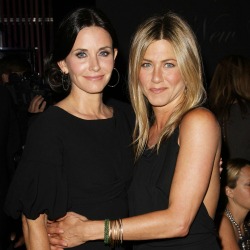 Ocho 'looks' de boda para Courteney Cox y Jennifer Aniston