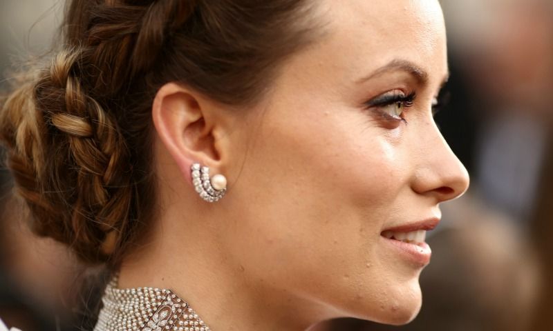 joyas con perlas que desafían la tradición de la novia - foto