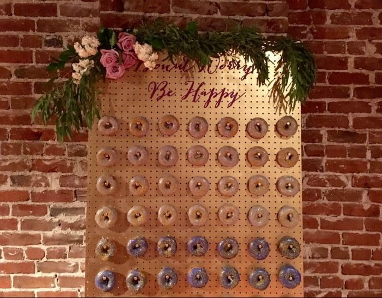 Resultado de imagen de pared donuts boda