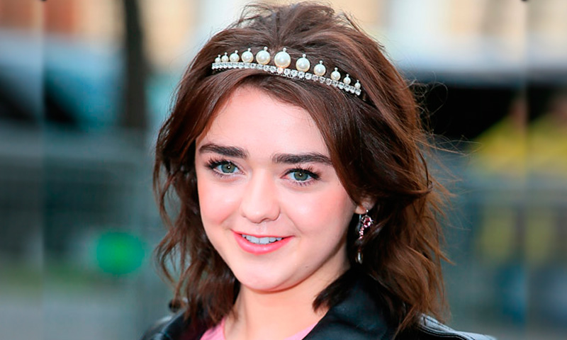 maisie williams peinados con tiara invitadas