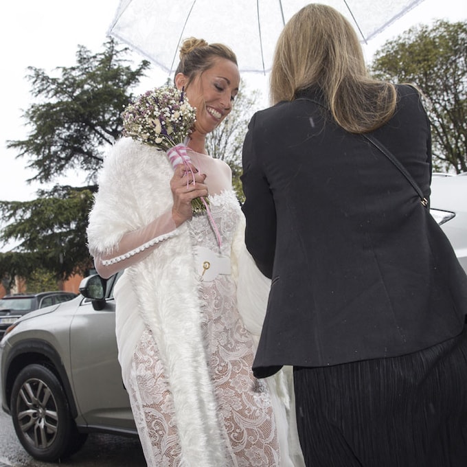 Bajo la lluvia y con un original vestido: así ha sido la boda íntima de Gemma Mengual y Enric Martín