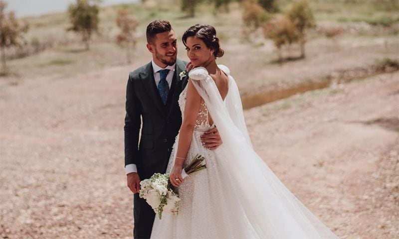 Un vestido israelí y una capa diseñada por ella misma, así fue el look nupcial de Beatriz Espejel