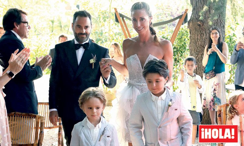 En ¡HOLA! Gemma Mengual y Enric Martín celebran de nuevo su boda, bailando bajo las estrellas