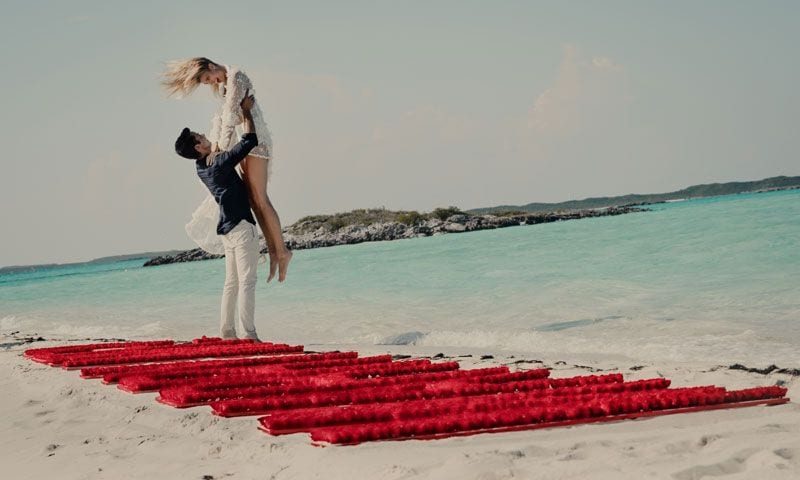 https://www.hola.com/imagenes/novias/20180629126409/devon-windsor-pedida-mano-detalles/0-580-748/devon-1t-t.jpg