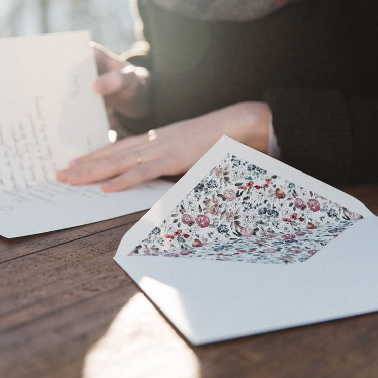 Las invitaciones que ponen un toque de color a la boda