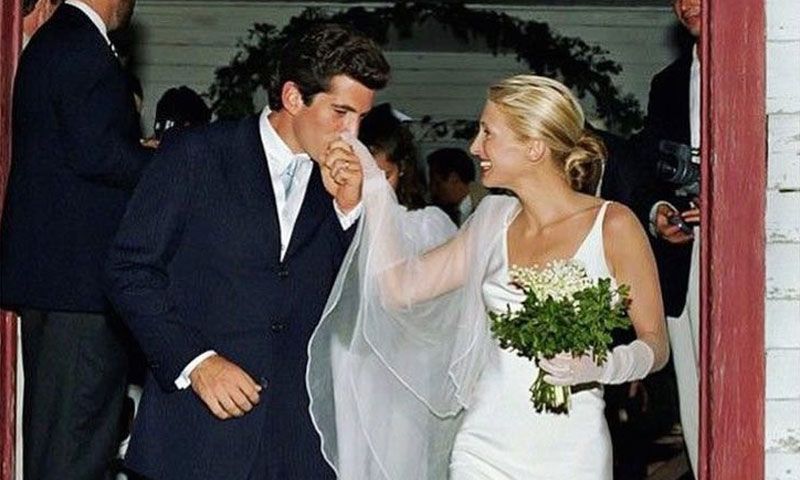 Inspirados por Carolyn Bessette: 10 'slip-dresses' para novias e invitadas