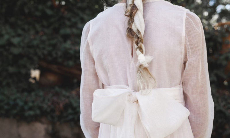 Trenzas con cintas, el peinado de moda para las novias del 2019