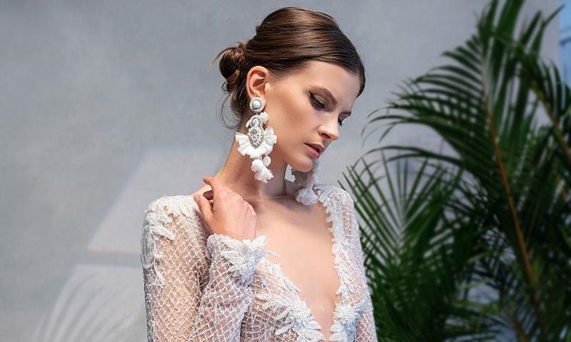 Pendientes XL, la solución práctica para novias que buscan vestidos sencillos