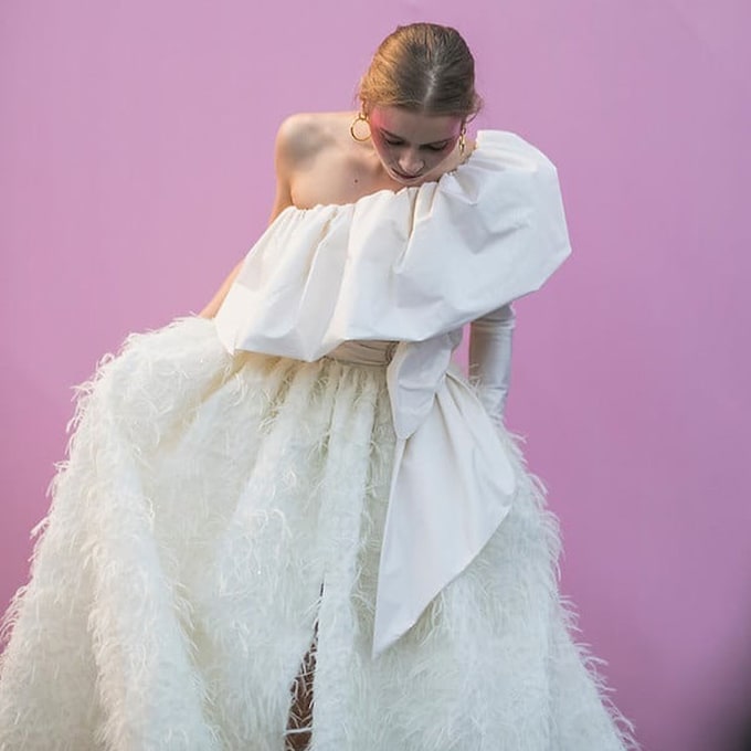 La falda de plumas que unió a novias y diseñadoras de moda