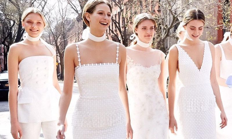 de honor vestidas blanco, decisión de las novias más chic