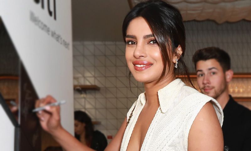 Priyanka Chopra y el triunfo del zapato flúor en las bodas de primavera