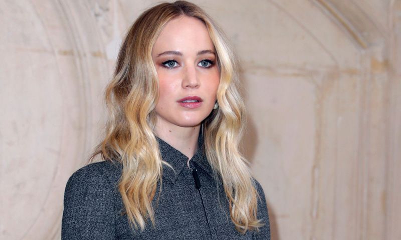 ¡Por fin lo vemos! Jennifer Lawrence descubre en París su impresionante anillo de compromiso