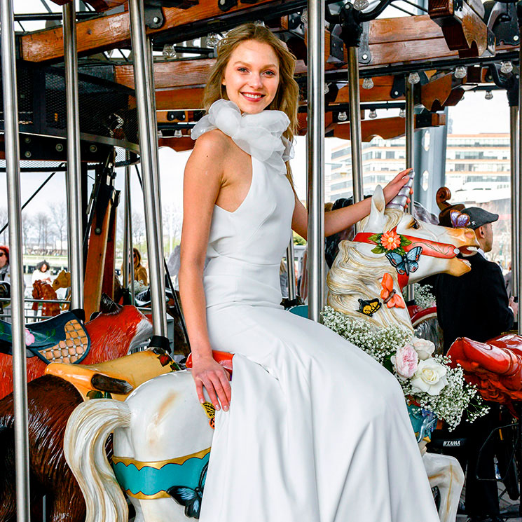 Novias con chalecos y escotes halter o el éxito de los diseños de Lela Rose 