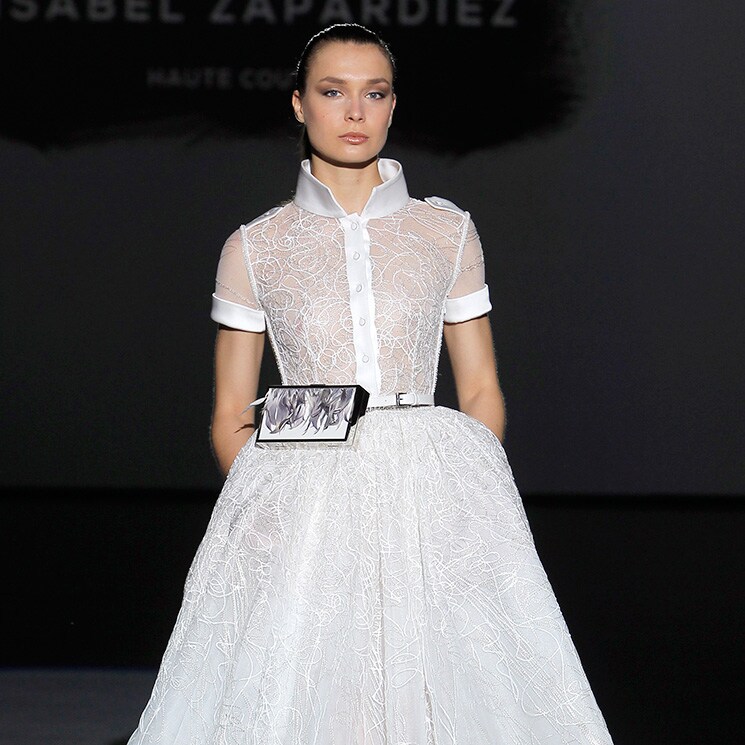 Las nuevas novias de Isabel Zapardiez llevan pantalón, riñonera y no solo visten de blanco