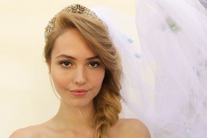 Peinados De Novia 4 Opciones De Tendencia Con Tocados Diademas Y Coronas Foto 1