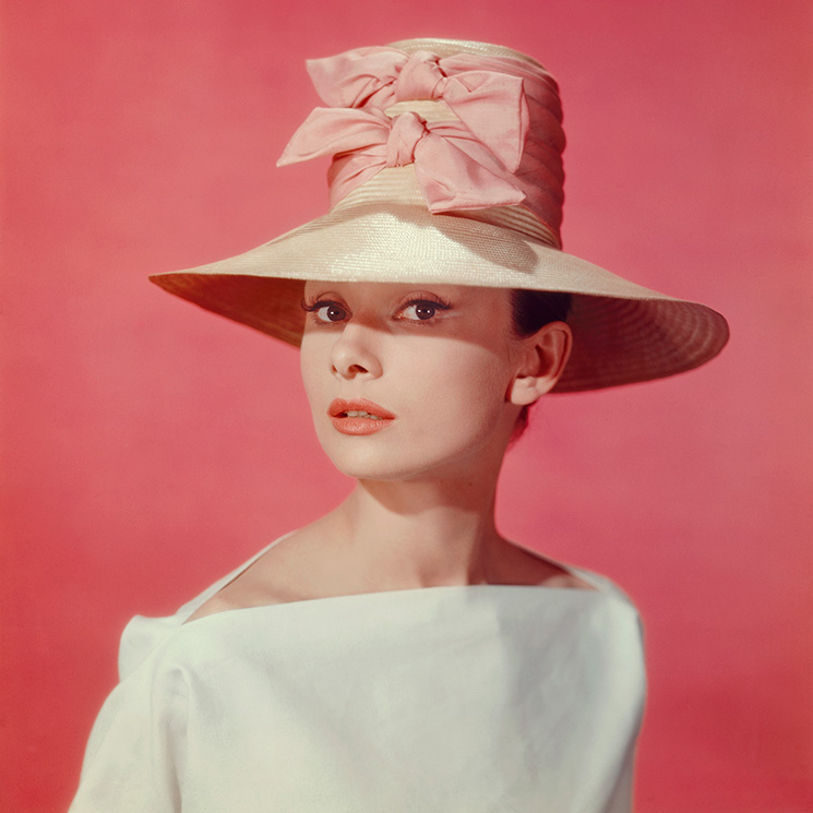Diez vestidos que te convencerán para casarte de corto como Audrey Hepburn