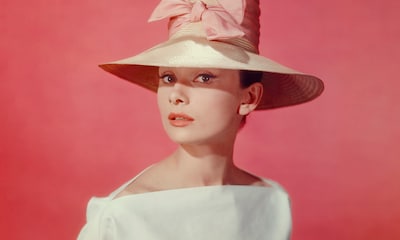 Diez vestidos que te convencerán para casarte de corto como Audrey Hepburn