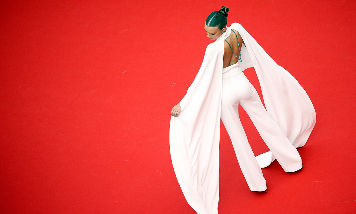 Josephine Skriver lleva en Cannes el look que te conquistará si te casas por lo civil