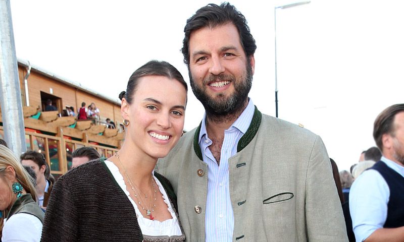 Los dos vestidazos 'made in Spain' que Alana Bunte ha lucido en su boda con el príncipe Casimir