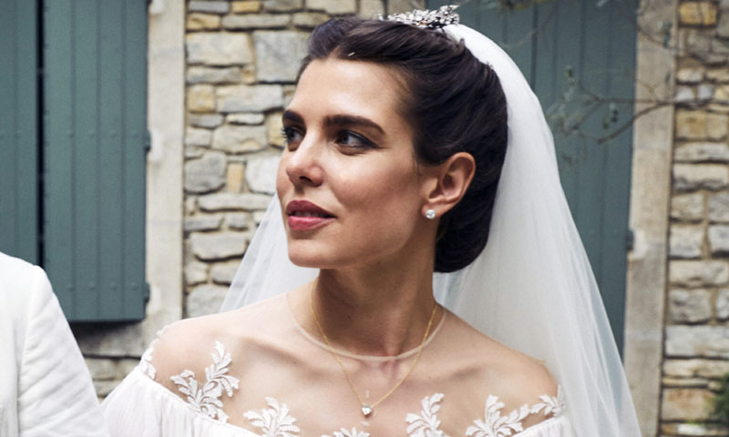 Carlota Casiraghi se inspira en Carolina de Mónaco para su romántico tercer vestido de novia
