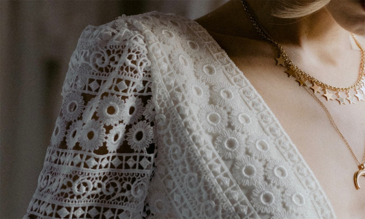 Collares y otras joyas ideales para novias que se casan con escote en 'V'