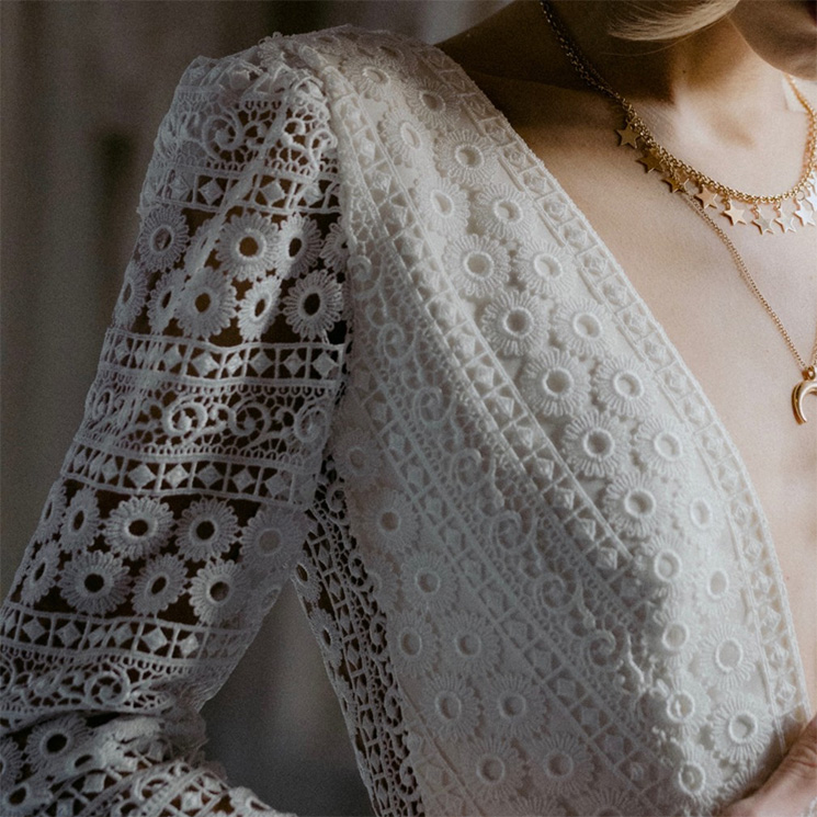 Collares y otras joyas ideales para novias que se casan con escote en 'V'