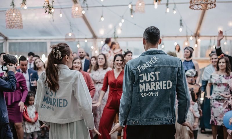 Cazadoras vaqueras personalizadas, la tendencia que enamora a las novias de  otoño