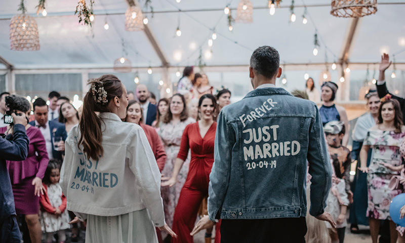 Cazadoras vaqueras personalizadas, la tendencia que enamora a las novias de otoño