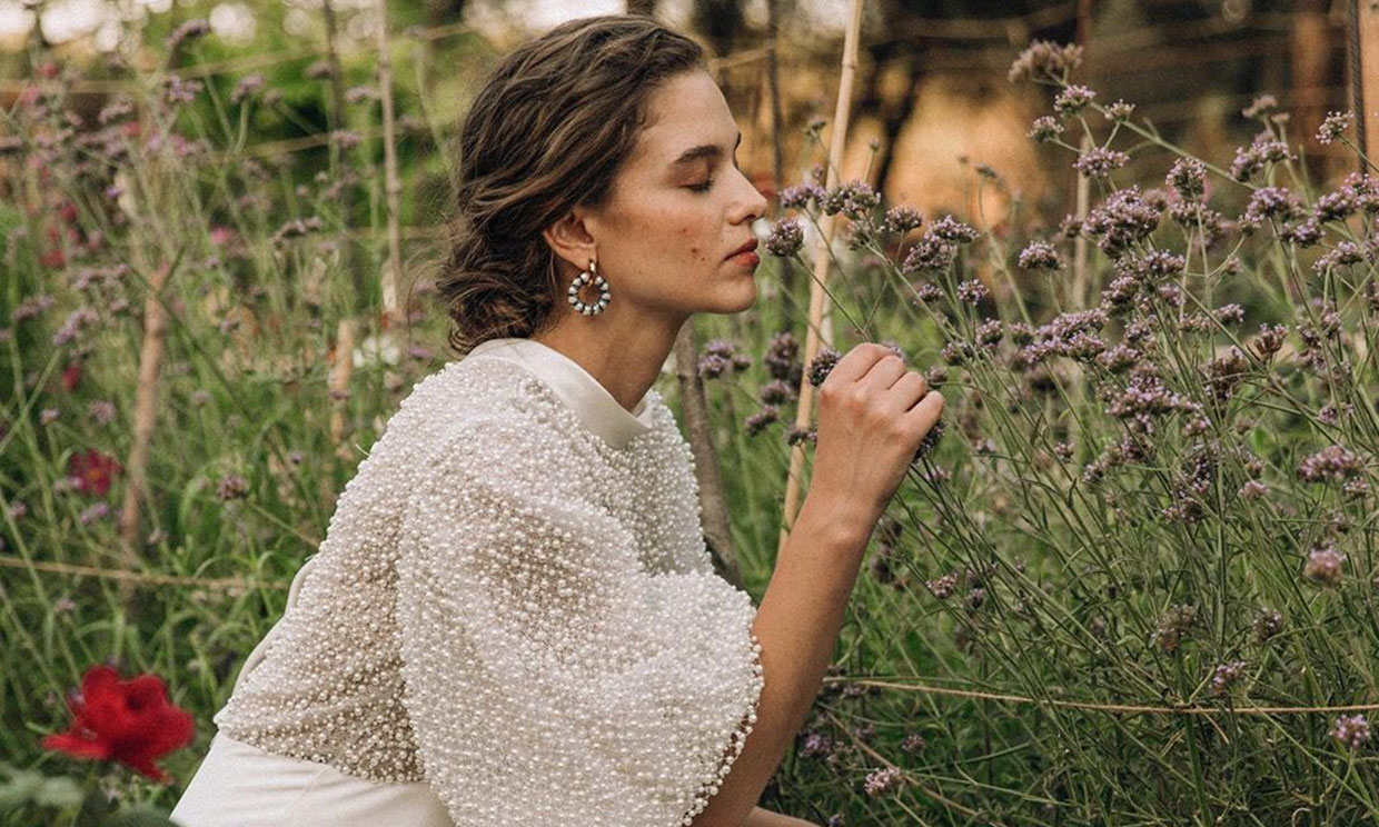 Pendientes para novias que llevan pedrería en el vestido