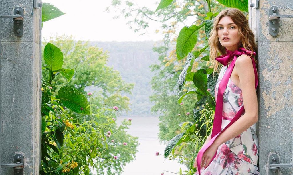 Del traje de chaqueta a las flores: 6 tendencias que marcarán las elecciones de las madrinas