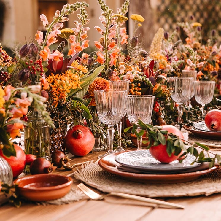 Los centros de mesas para bodas que más gustan a las floristas están llenos de color