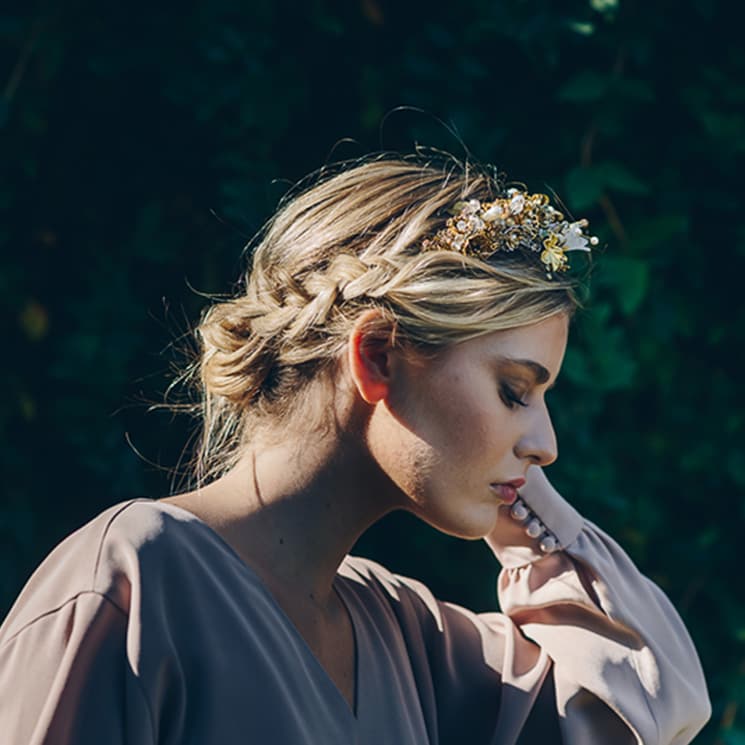 Los peinados de novia que más favorecen si vas a llevar una corona de flores son estos