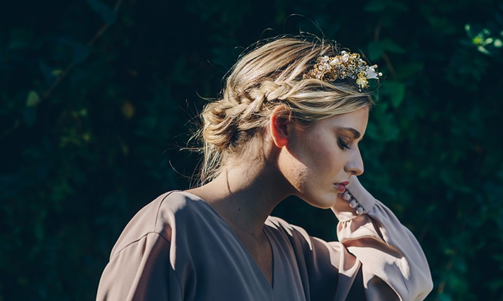 Los peinados de novia que más favorecen si vas a llevar una corona de flores son estos