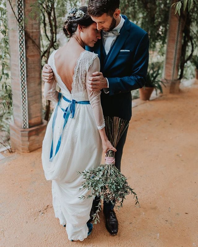 vestido de novia con detalles azules