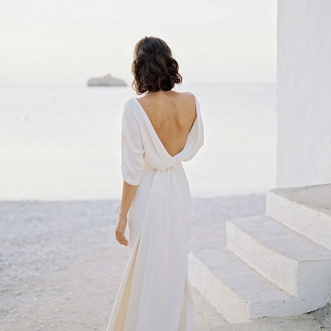 Los vestidos de novia más sencillos tienen la espalda descubierta
