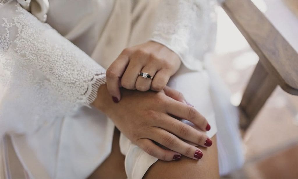 Anillos de compromiso a medida: la opción de las novias más exigentes