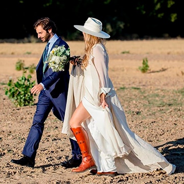 Vestidos de novia online con botas vaqueras