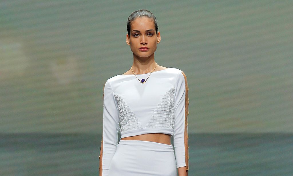 Lorena Panea viste a las novias más cañeras con 'cropped tops' y faldas a media pierna