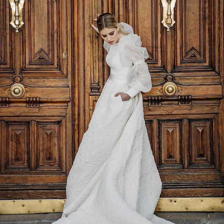 Cómo adaptar un vestido de novia de verano a los meses más fríos del año