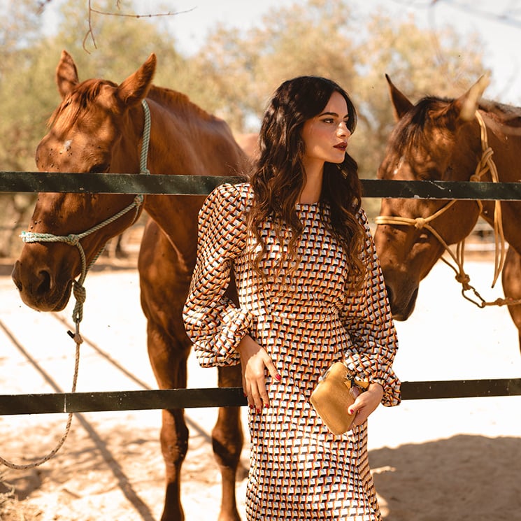 ¿Por qué triunfan los vestidos románticos entre las invitadas de otoño?