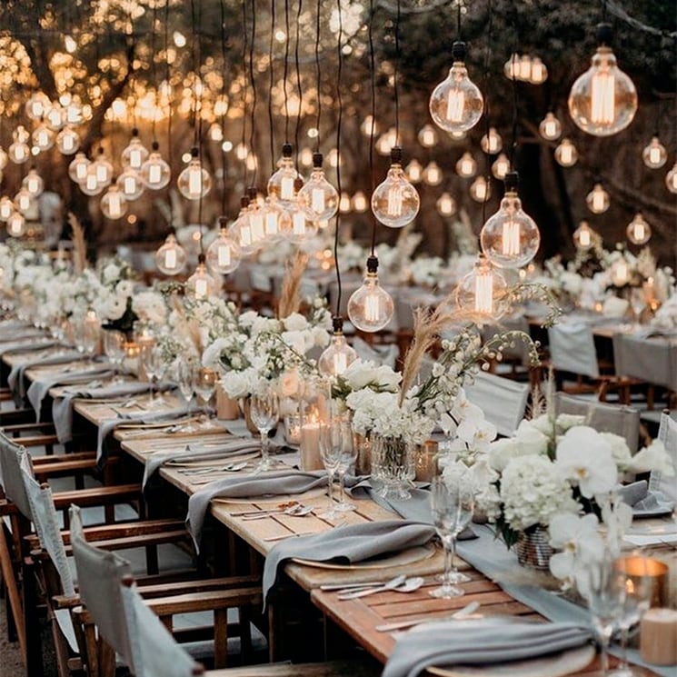 De los cielos estrellados a las luces flotantes: las ideas más bonitas para iluminar tu boda