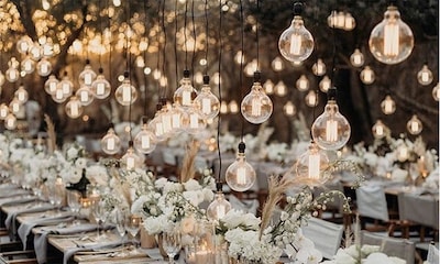 De los cielos estrellados a las luces flotantes: las ideas más bonitas para iluminar tu boda