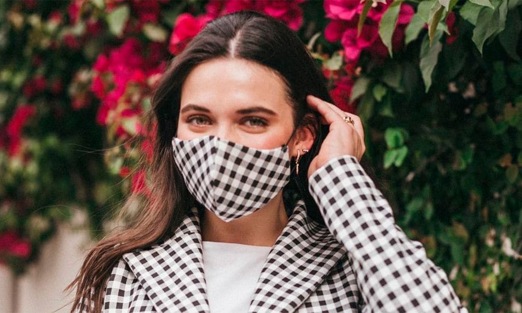 Consigue que tu maquillaje de invitada dure más (aunque lleves mascarilla) con estos trucos de experta