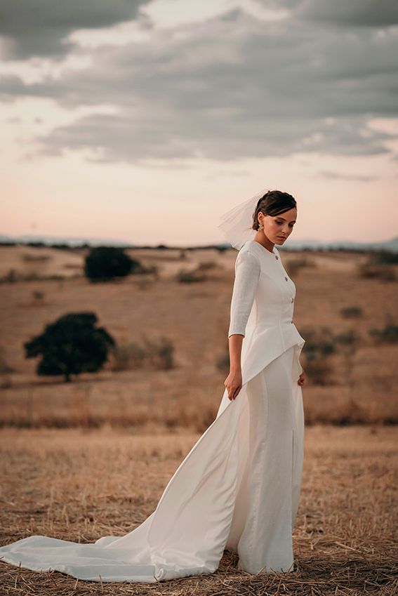 Vestidos de novia sencillos y atemporales para deslumbrar en esta estación 10