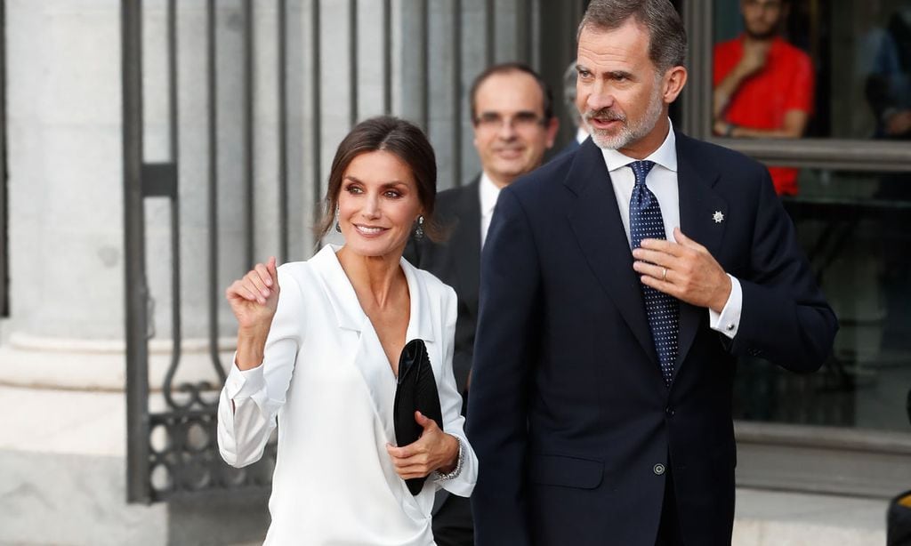 Vuelve el 'vestido-blazer' de doña Letizia, ahora como diseño de novia