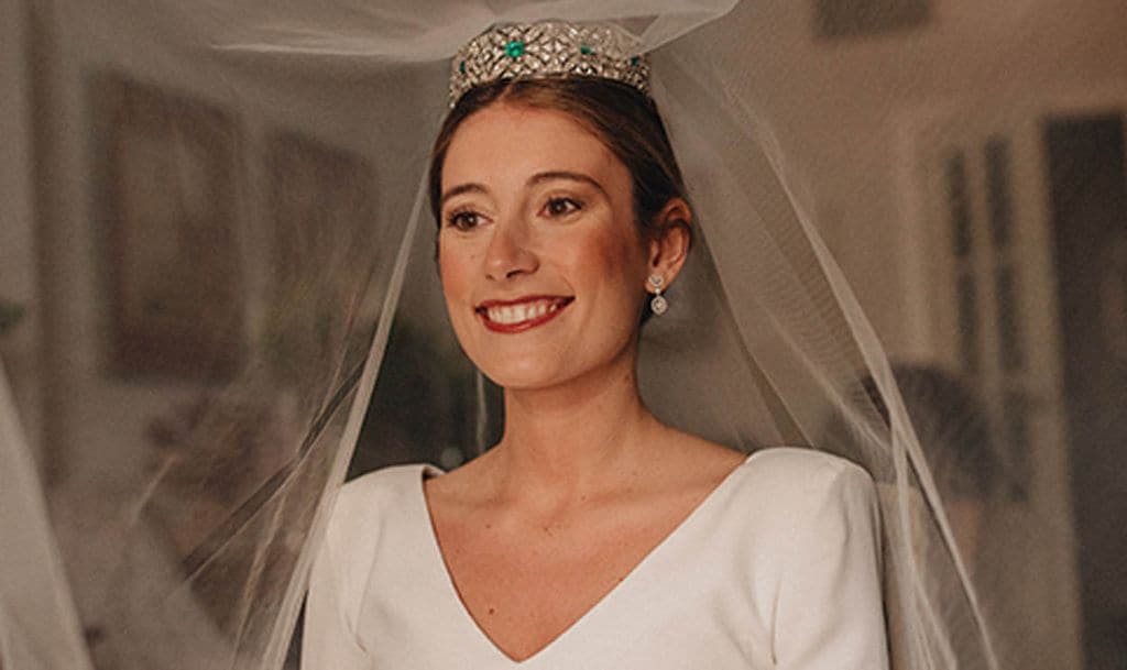 La boda en Sevilla de Sandra, la novia del vestido sencillo y la tiara de esmeraldas