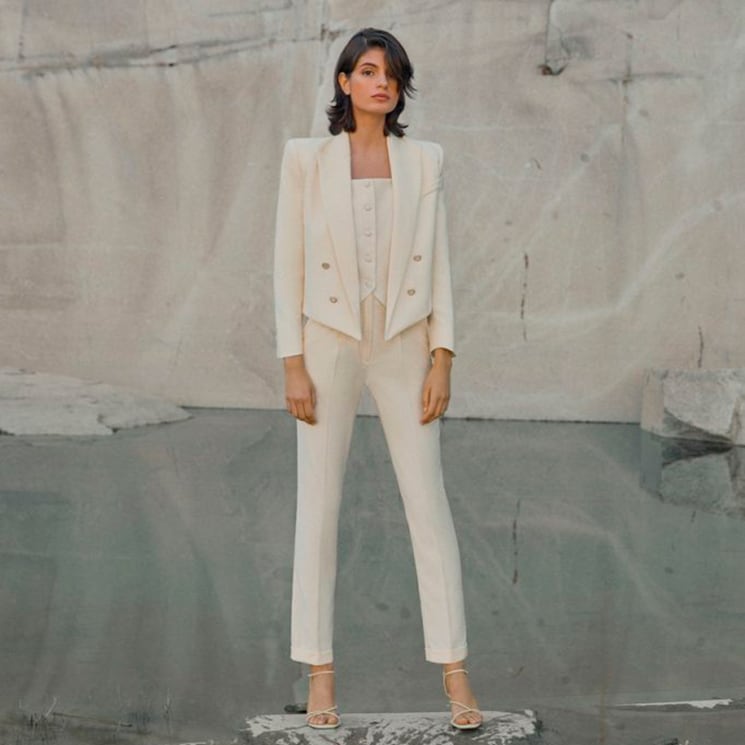 Trajes de chaqueta blancos que puedes llevar de tu boda al trabajo