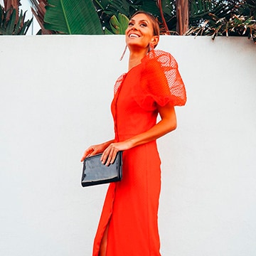 Vestidos y trajes de invitada en color rojo para las bodas de 2021