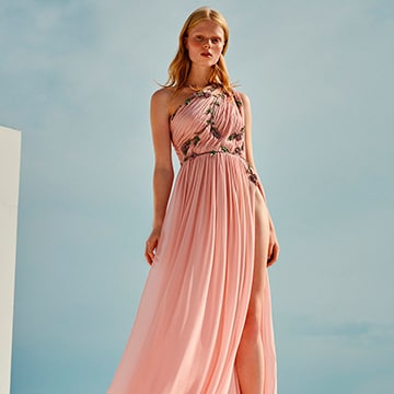 Vestidos lisos y bonitos para invitadas a bodas en 2021 - Foto 1