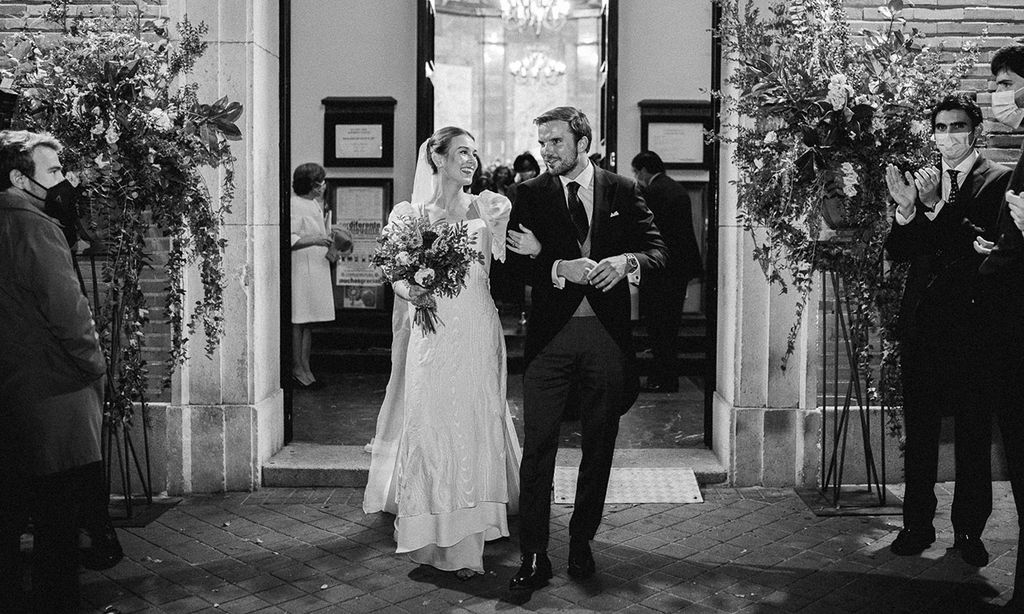 La historia de Inés y su vestido de novia con mangas abullonadas